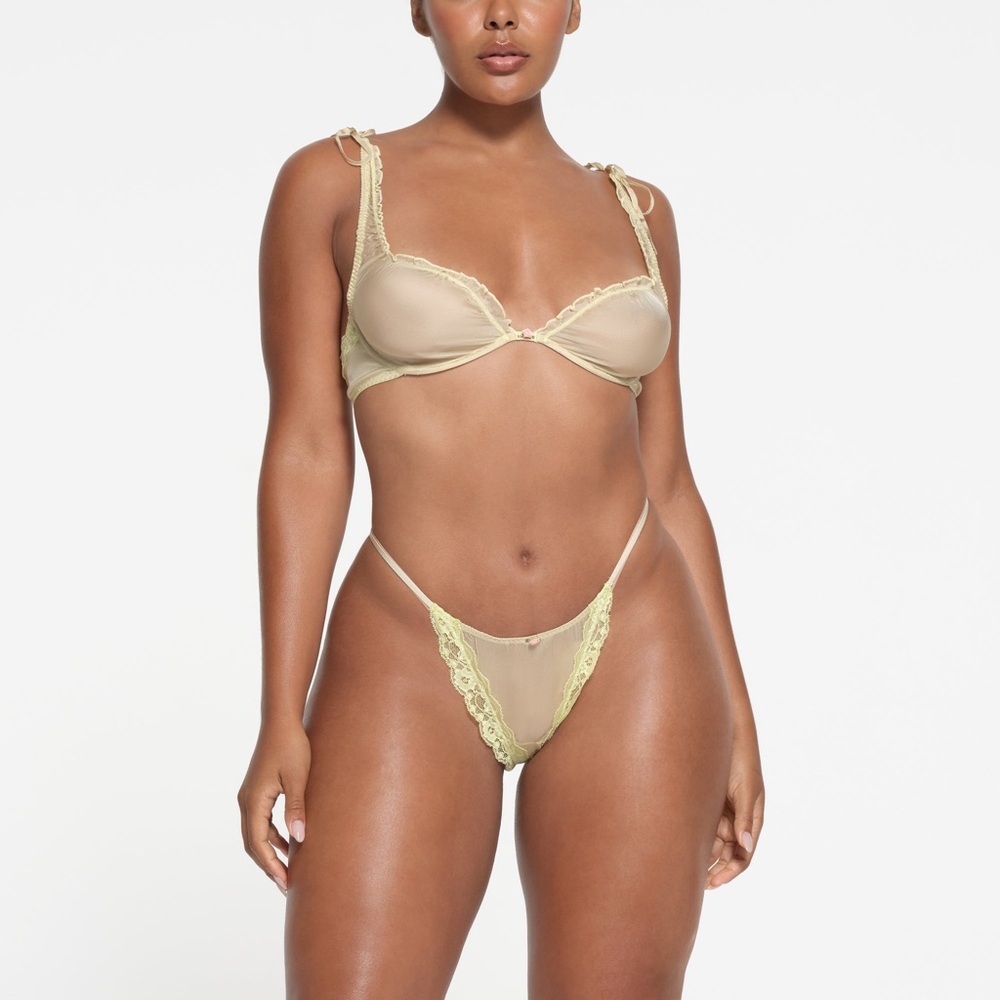 SKIMS Romance Lace Unlined Plunge Bra